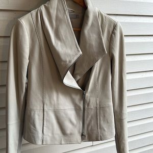 Vince leather jacket with pockets . Size Small in off white. Very soft leather.